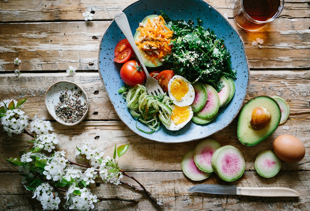 Desayuno nutritivo con huevos y vegetales
